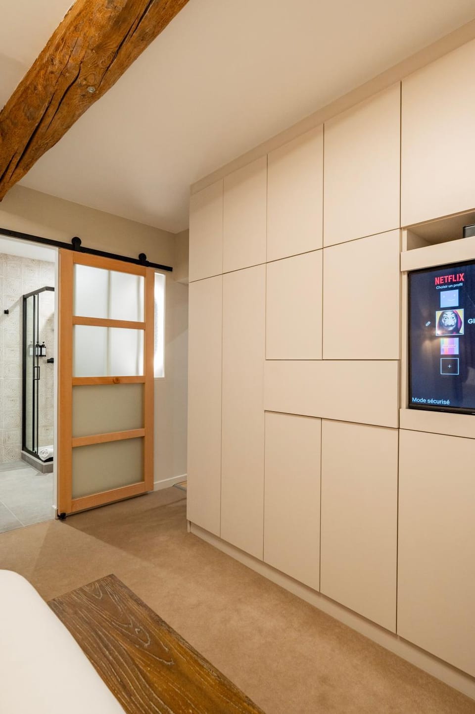 Bed, TV and multimedia, Photo of the whole room, wardrobe