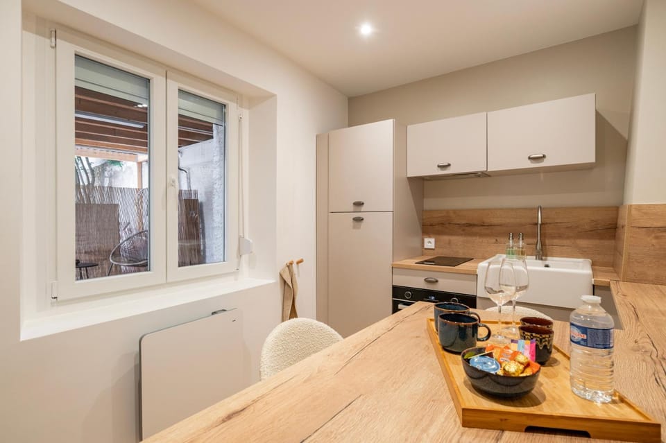 Kitchen or kitchenette, Dining area, stove