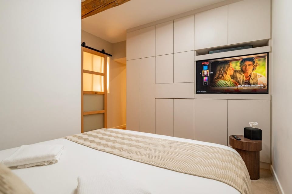 Bed, TV and multimedia, Bedroom