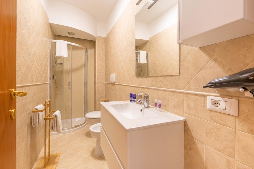 Shower, Toilet, Bathroom, Bath