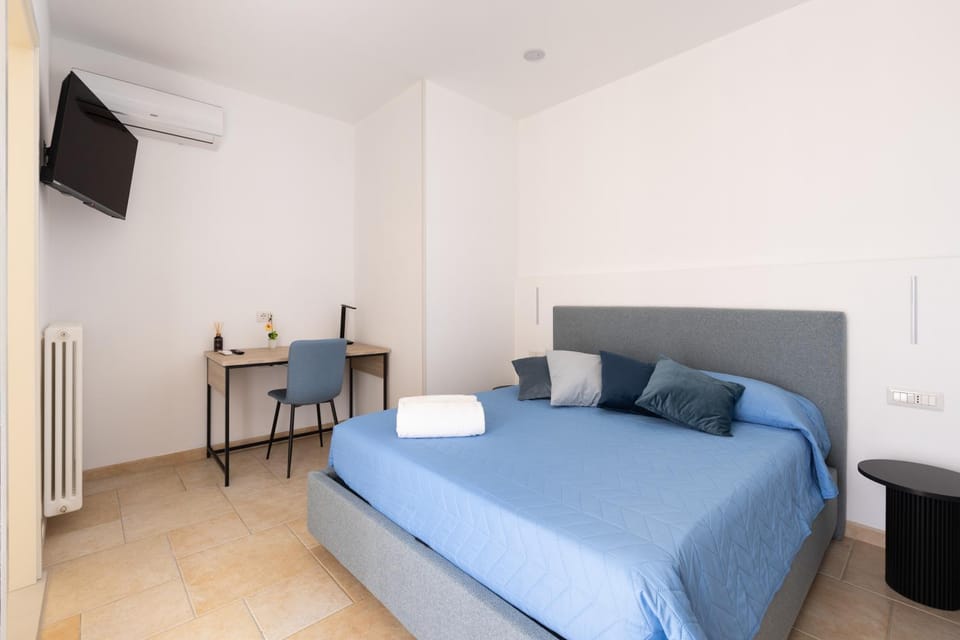 Bed, Photo of the whole room, Seating area, Bedroom, air conditioner