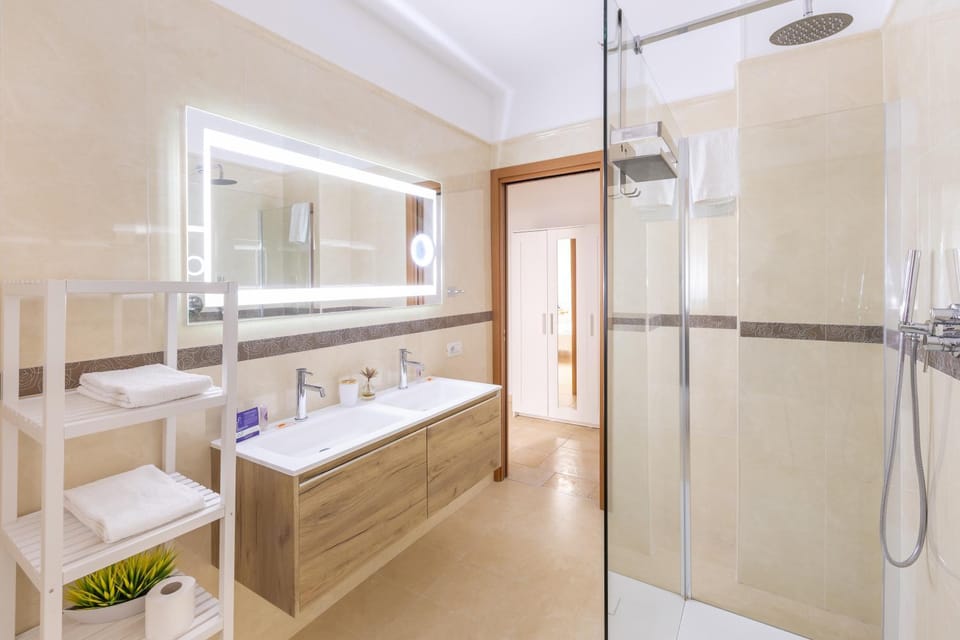 Shower, Toilet, Bathroom, bidet, towels