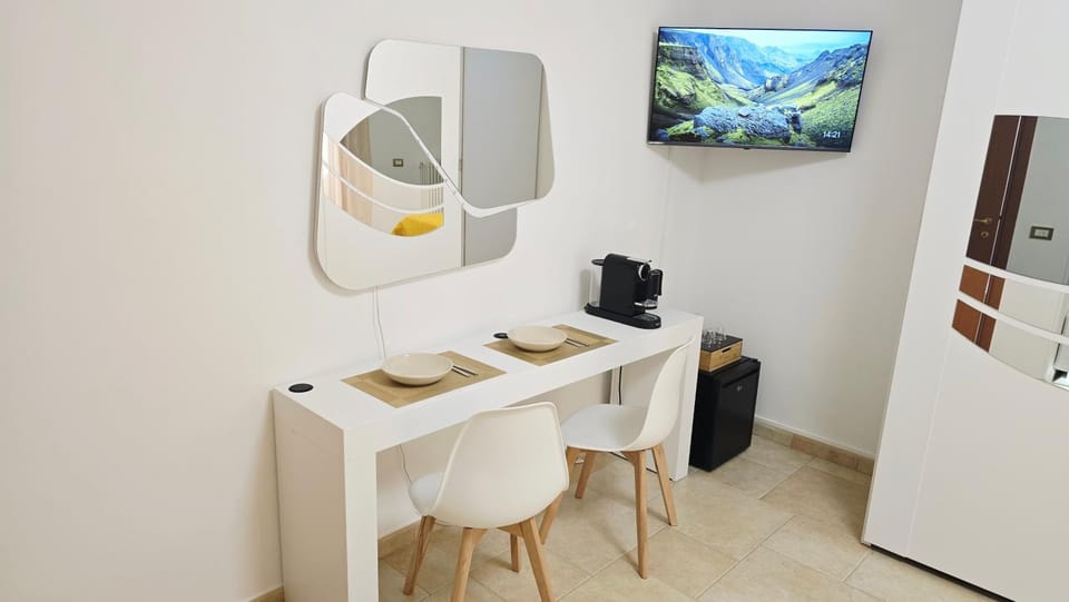 Dining area, minibar