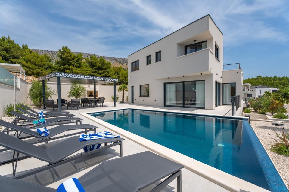 Property building, Balcony/Terrace, Swimming pool