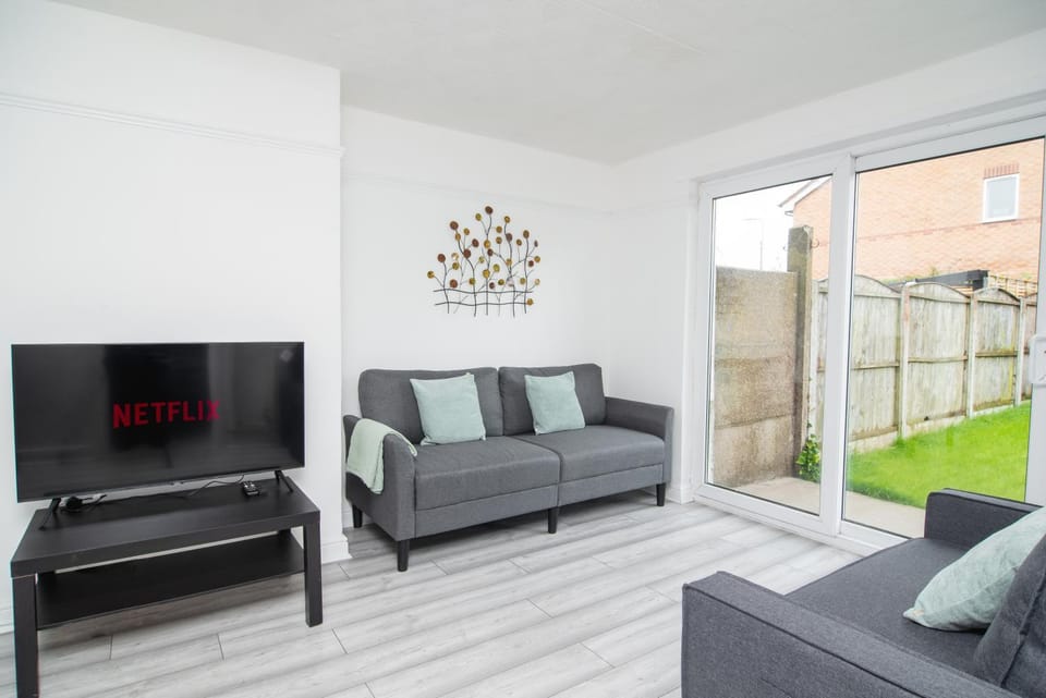 TV and multimedia, Living room, Seating area, Garden view