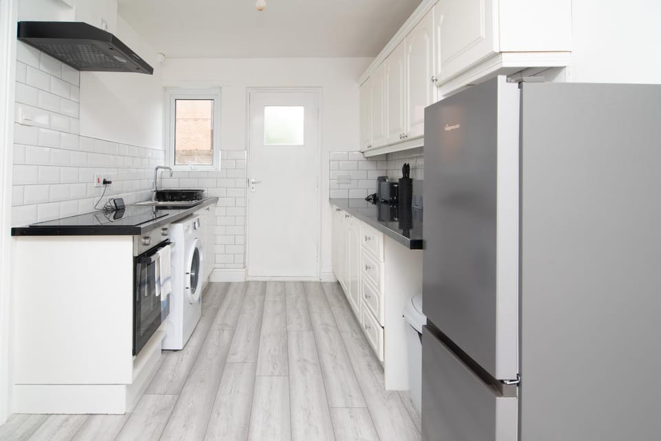 Kitchen or kitchenette, oven, stove, washing machine
