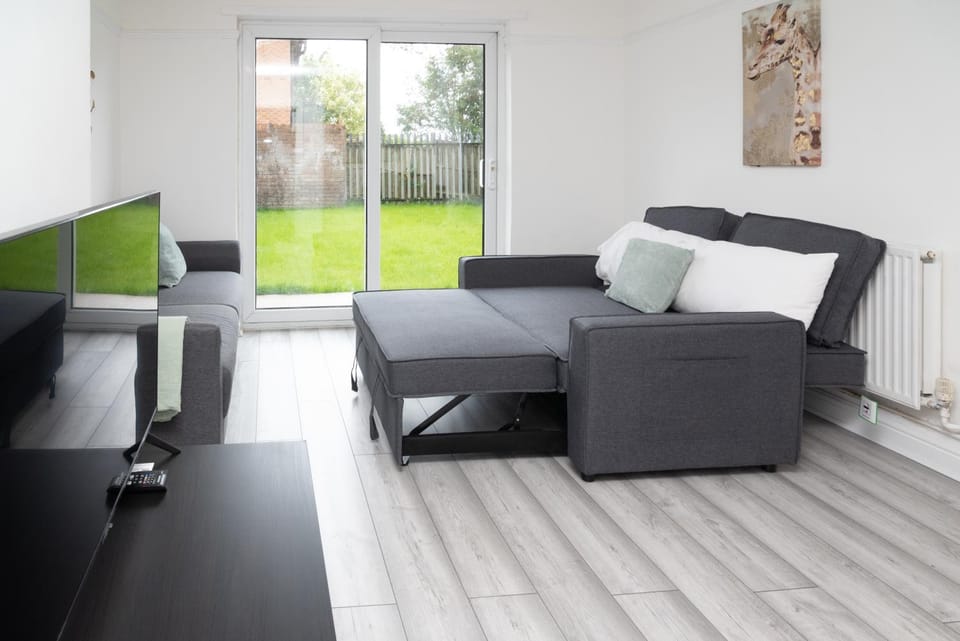 Bed, Living room, Seating area, Garden view