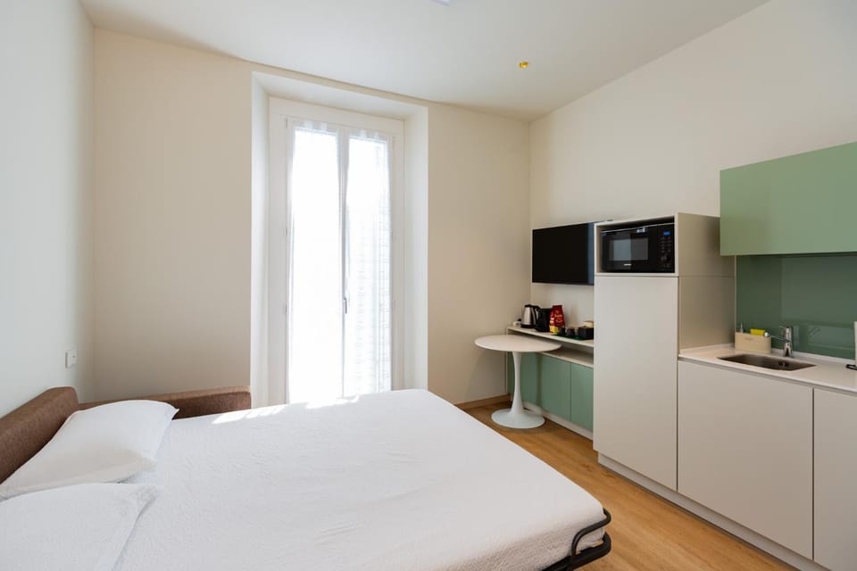 Bed, TV and multimedia, Kitchen or kitchenette, Photo of the whole room, Bedroom, oven
