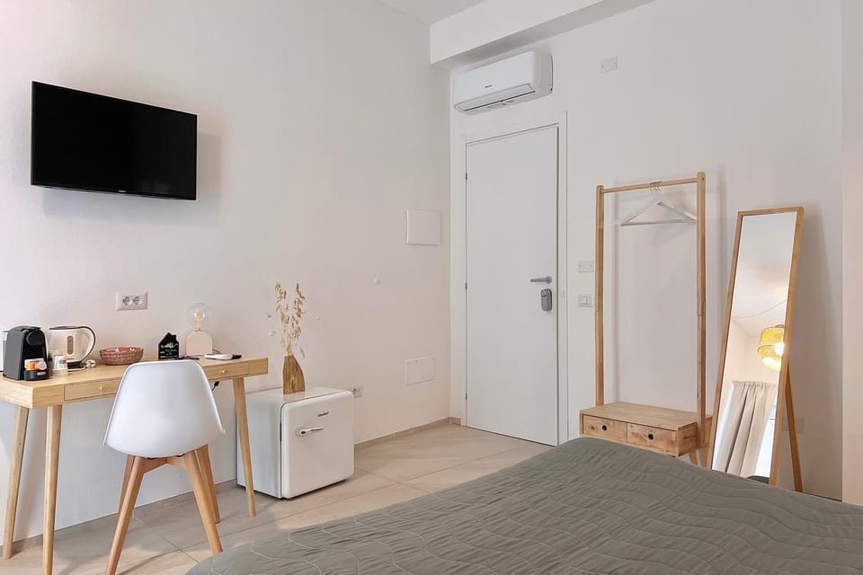Bed, TV and multimedia, Photo of the whole room, Bedroom, heating, internet, air conditioner