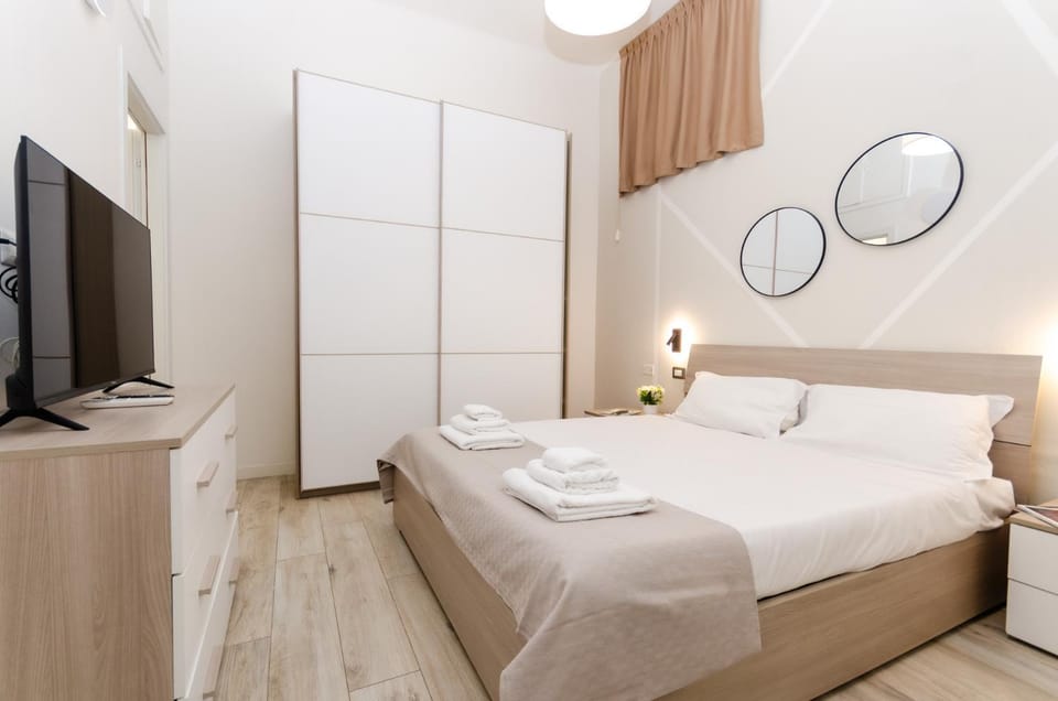 Bed, TV and multimedia, Photo of the whole room, Bedroom, wardrobe