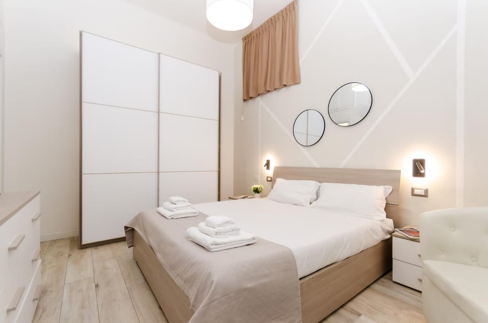 Bed, Photo of the whole room, Bedroom, towels