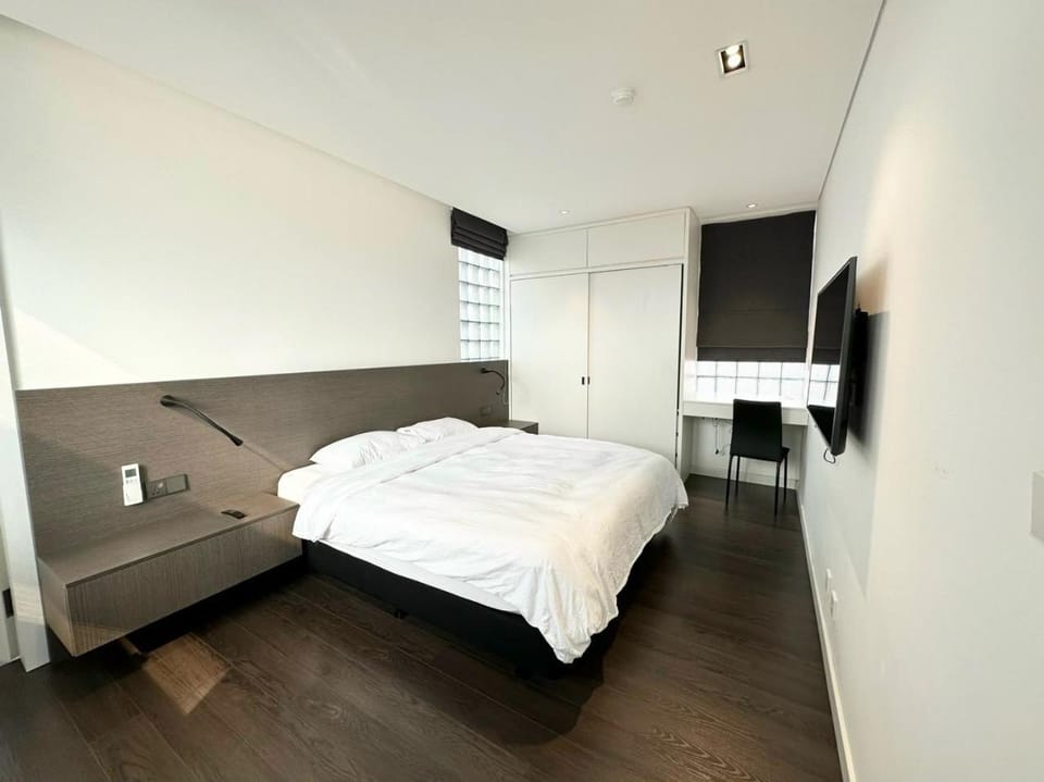 Bed, TV and multimedia, Bedroom