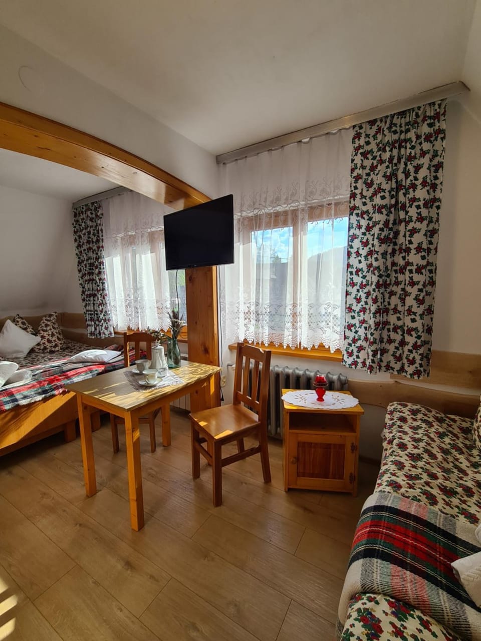 Bed, Photo of the whole room, Seating area, Bedroom, towels