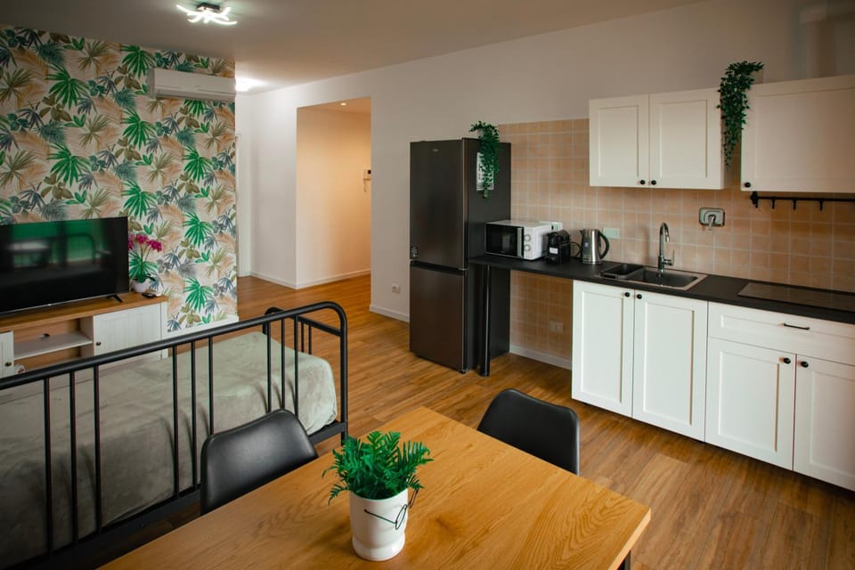 Kitchen or kitchenette, Dining area, stove