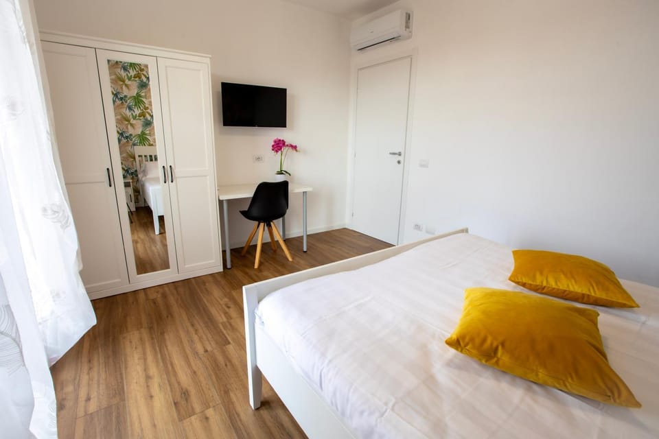 TV and multimedia, Photo of the whole room, Bedroom, wardrobe, air conditioner