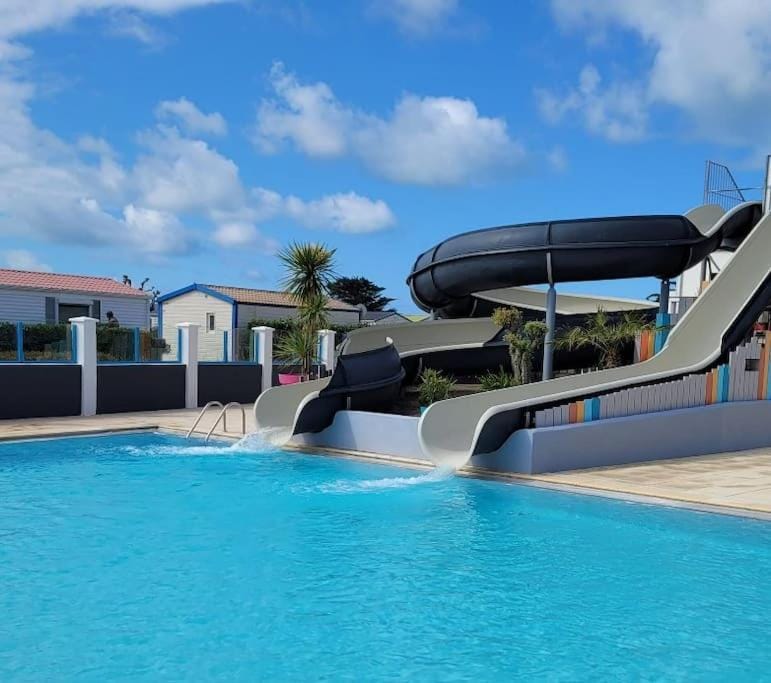 Mobil home 4 pers dans camping 5 étoiles avec piscine et accès plage direct House in Pays de la Loire