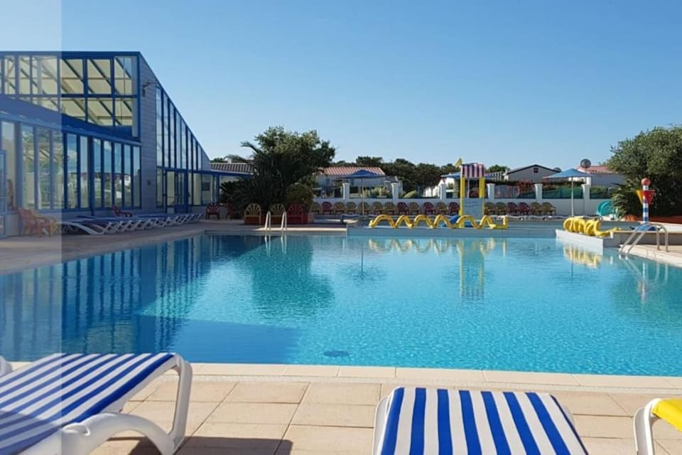 Mobil home 4 pers dans camping 5 étoiles avec piscine et accès plage direct House in Pays de la Loire