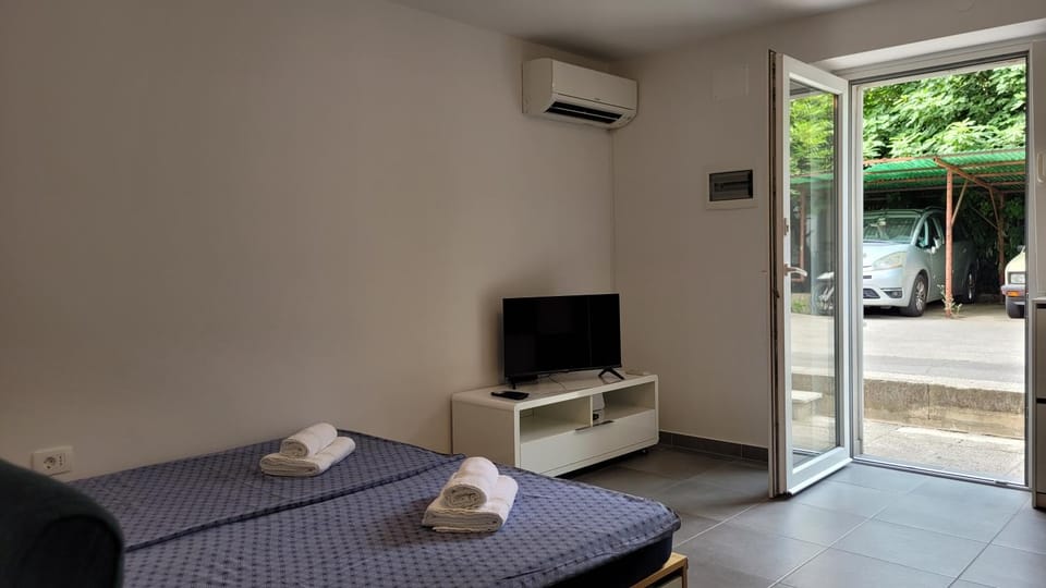 Bed, TV and multimedia, air conditioner