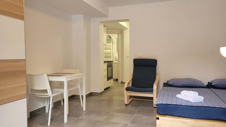 Bed, Photo of the whole room, Seating area