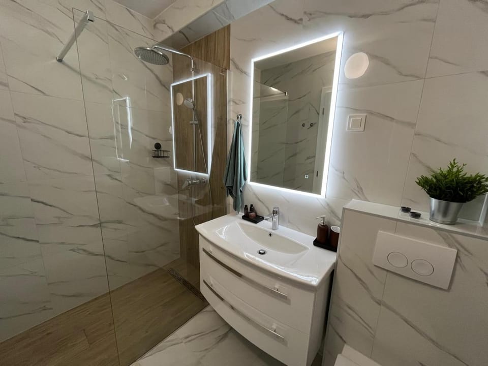 Shower, Bathroom, towels