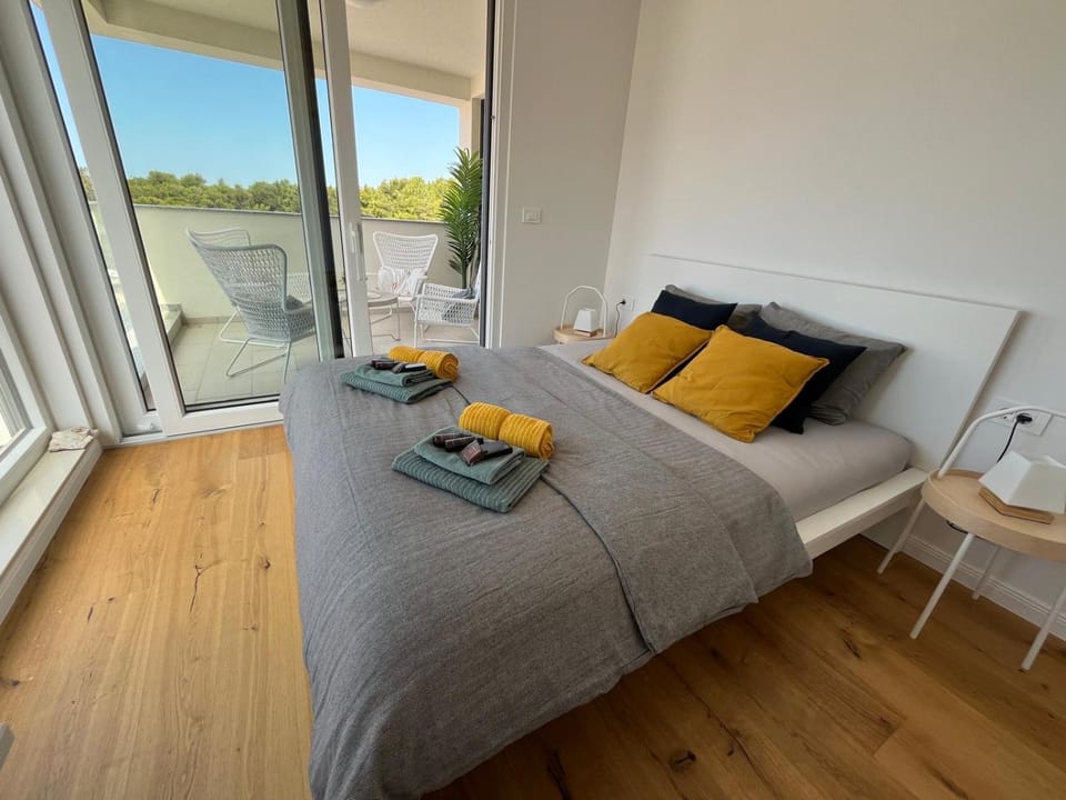 Bed, Bedroom, towels