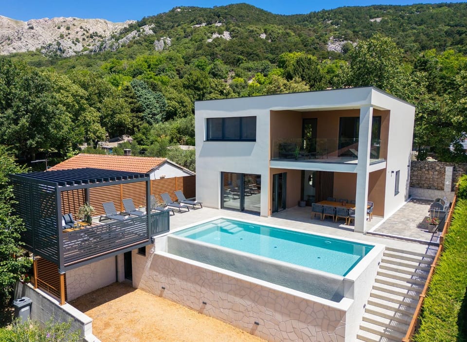 Patio, Mountain view, Swimming pool