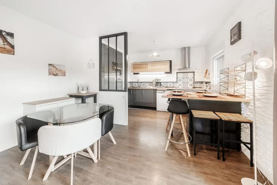 Kitchen or kitchenette, Dining area, stove