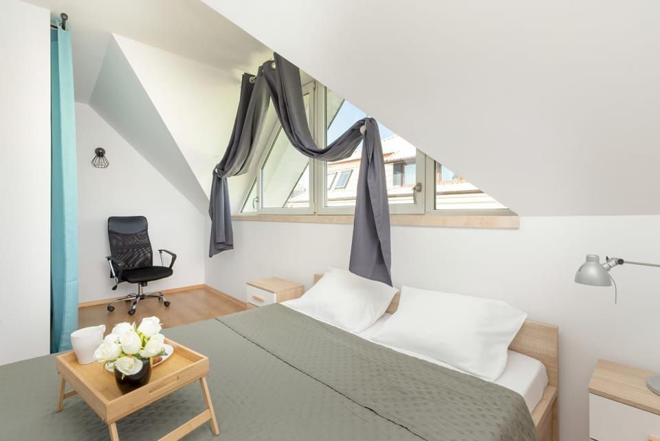 Bed, Photo of the whole room, Seating area, Bedroom, towels