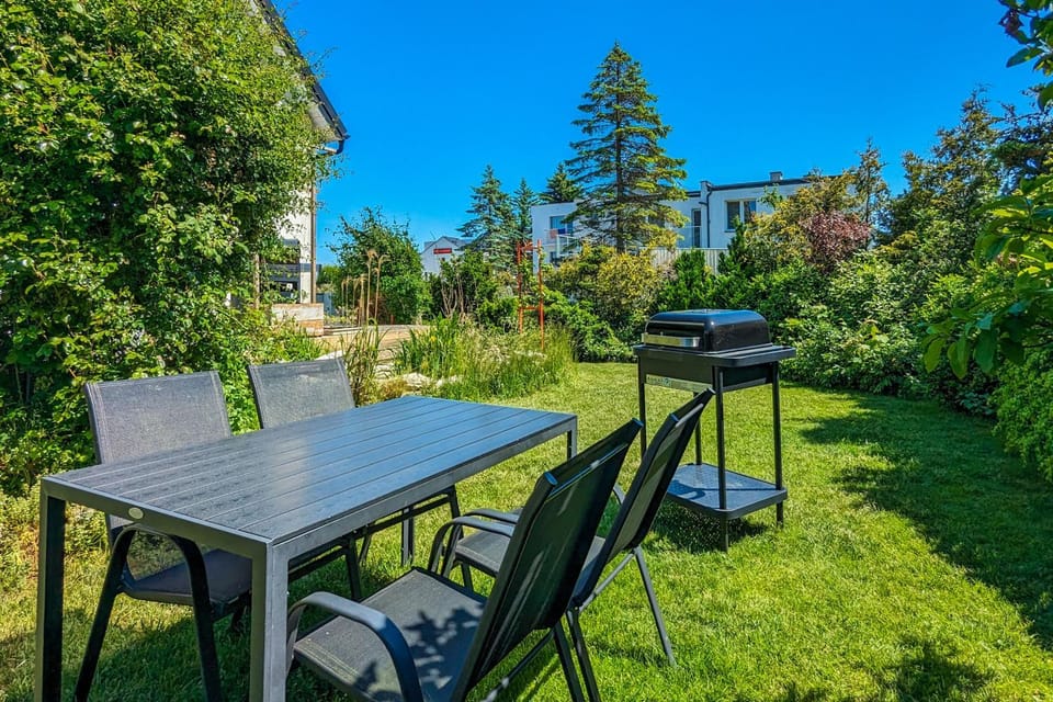 Spring, Off site, Day, BBQ facilities, Garden, Dining area