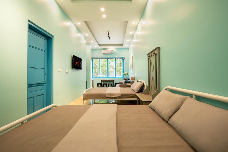 Lovely - Street View - Old Quarter - Train Street Apartment in Hanoi