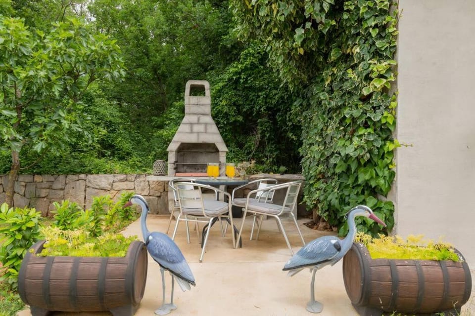 Patio, Day, BBQ facilities, Garden, Seating area, Garden view, fireplace