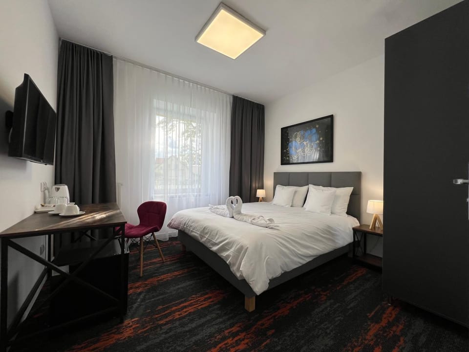 Bed, TV and multimedia, Photo of the whole room, Bedroom