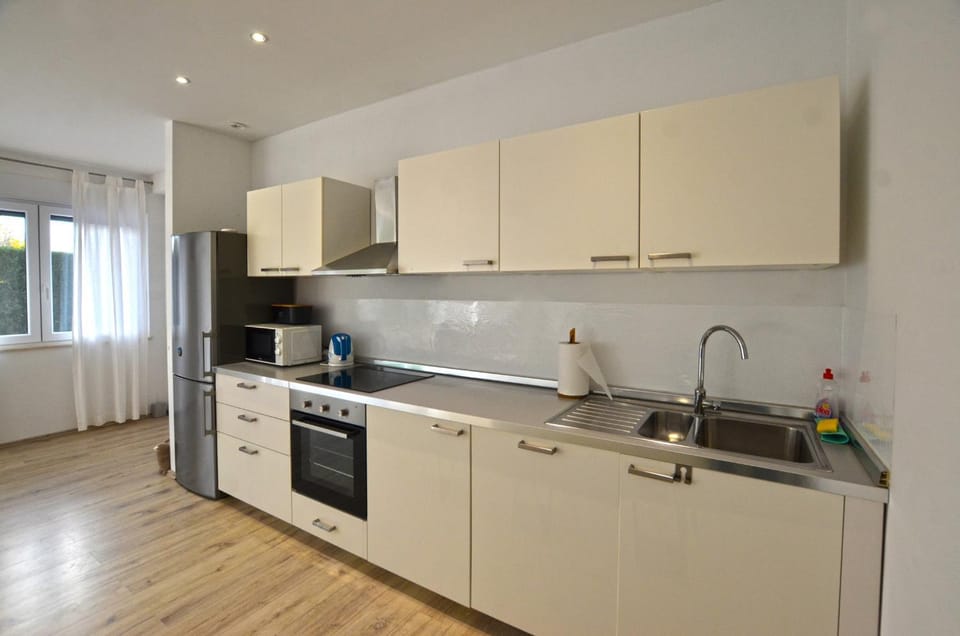 Kitchen or kitchenette, oven, kitchen