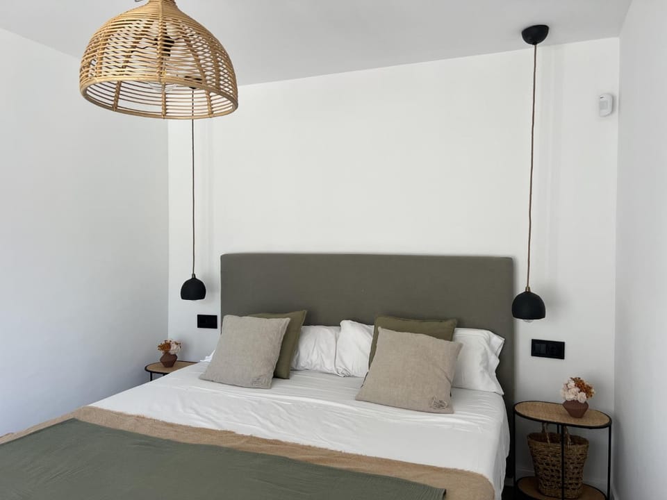 Photo of the whole room, Bedroom