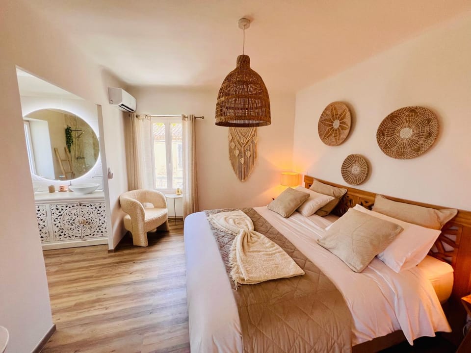 Photo of the whole room, Bedroom