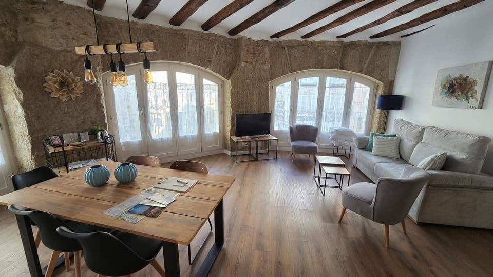 TV and multimedia, Living room, Seating area, Dining area