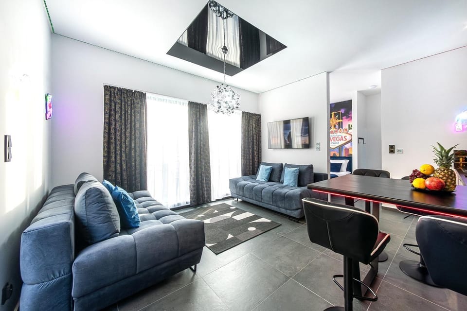 Communal lounge/ TV room, Bed, TV and multimedia, Living room, Photo of the whole room, Seating area, Dining area, Evening entertainment, Bedroom