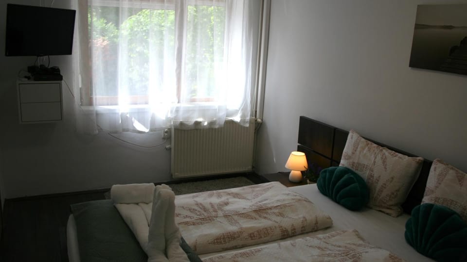 TV and multimedia, Photo of the whole room, Bedroom