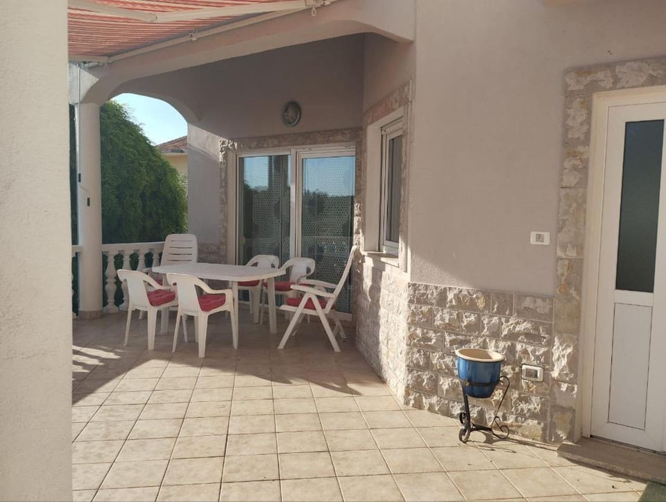 Property building, Patio, Balcony/Terrace, Dining area