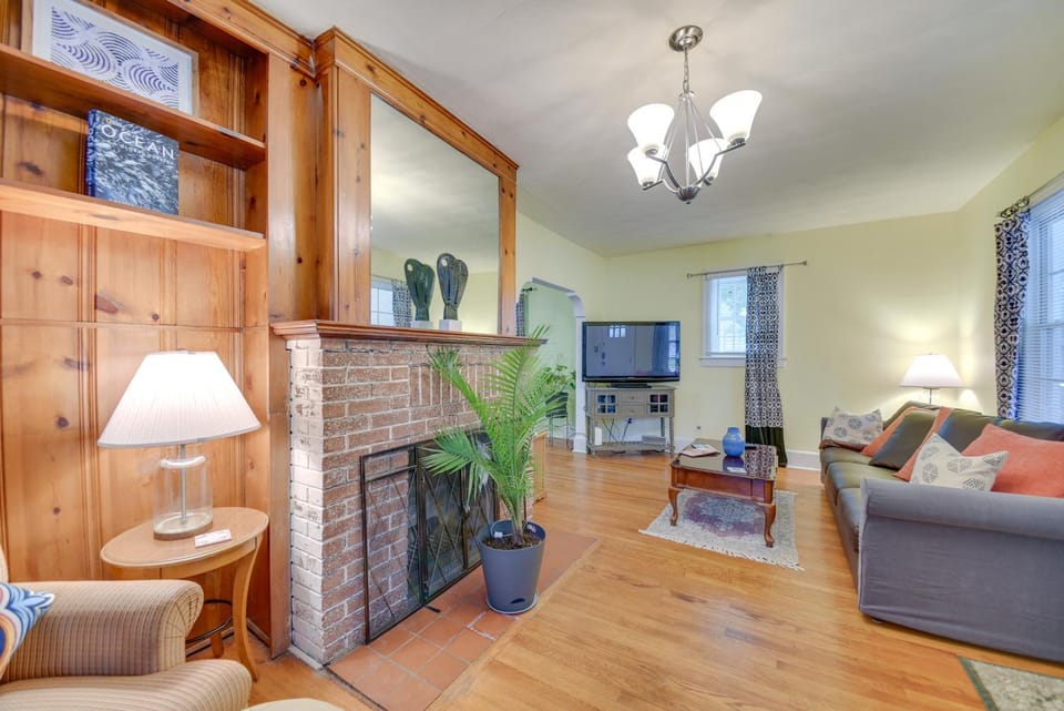 Charming Hampton Home ~ 7 Mi to Buckroe Beach! House in Hampton