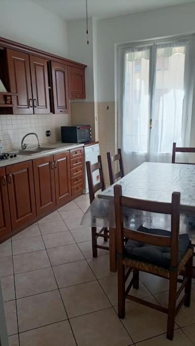 Kitchen or kitchenette, Dining area, stove