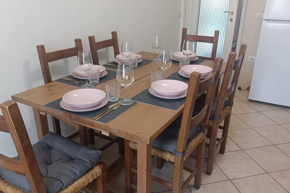 Kitchen or kitchenette, Seating area, Dining area