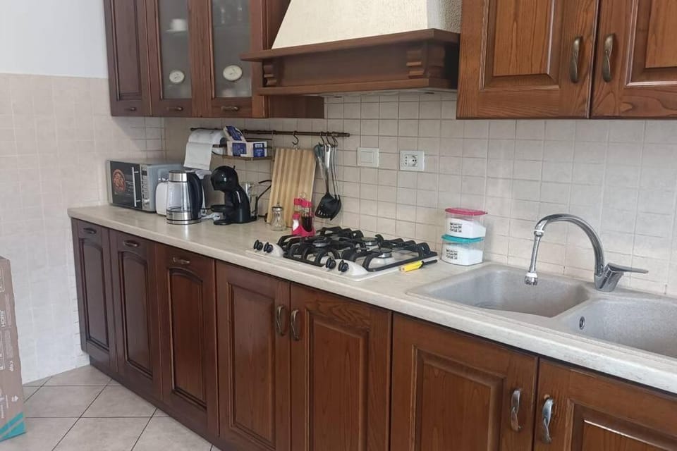 Coffee/tea facilities, Kitchen or kitchenette, dishwasher, stove, toaster