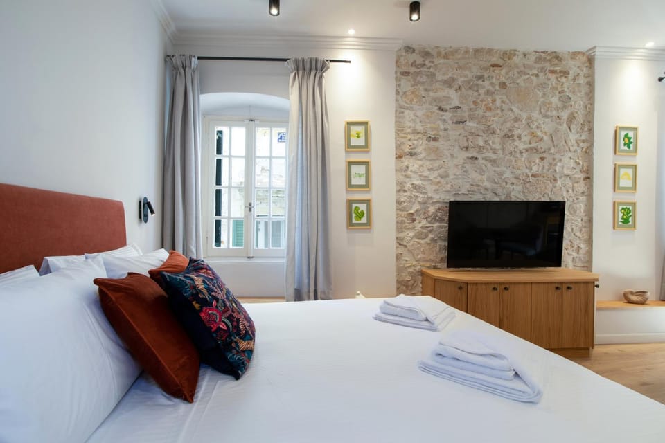 Bed, TV and multimedia
