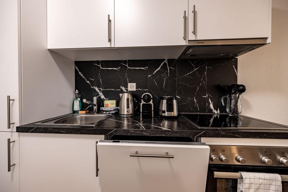 Coffee/tea facilities, Kitchen or kitchenette, stove, kitchen