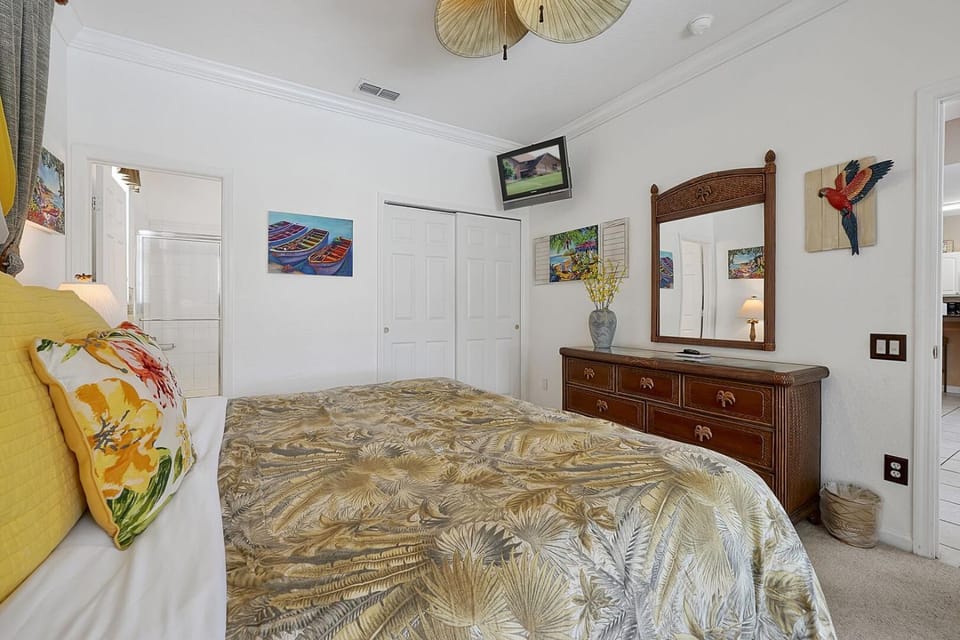3 miles to Disney, water park, kids disney rooms, pool table, air hockey, private pool and spa House in Windsor Hills