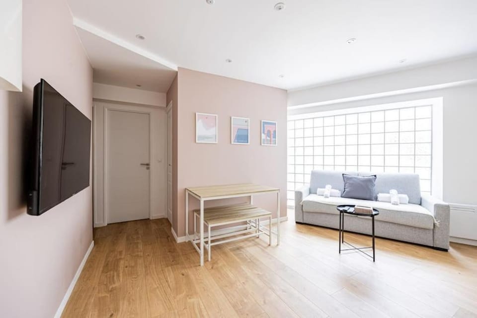 Charme Parisien 6 Personnes, 2 chambres, 19ème Apartment in Paris