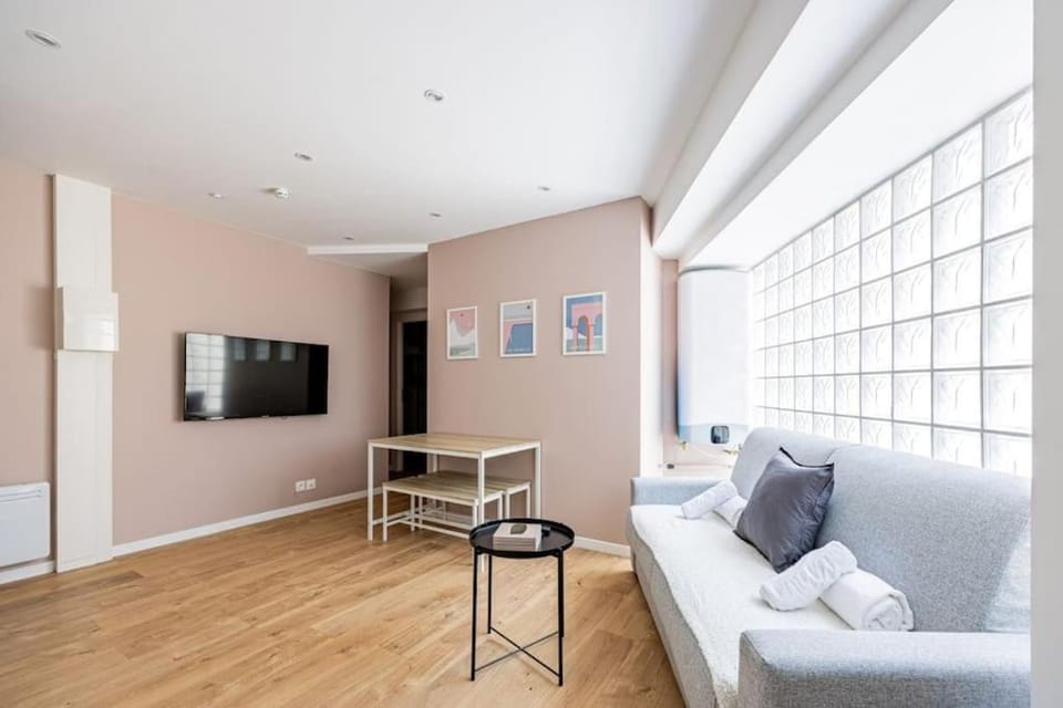 Charme Parisien 6 Personnes, 2 chambres, 19ème Apartment in Paris