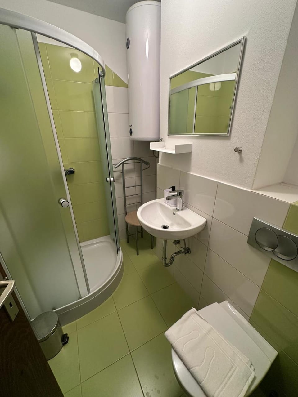 Shower, Toilet, Bathroom, towels