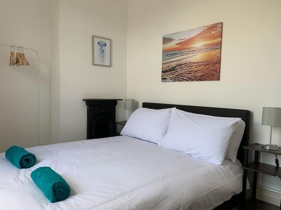 2 double bedroom flat, central location Apartment in Bristol